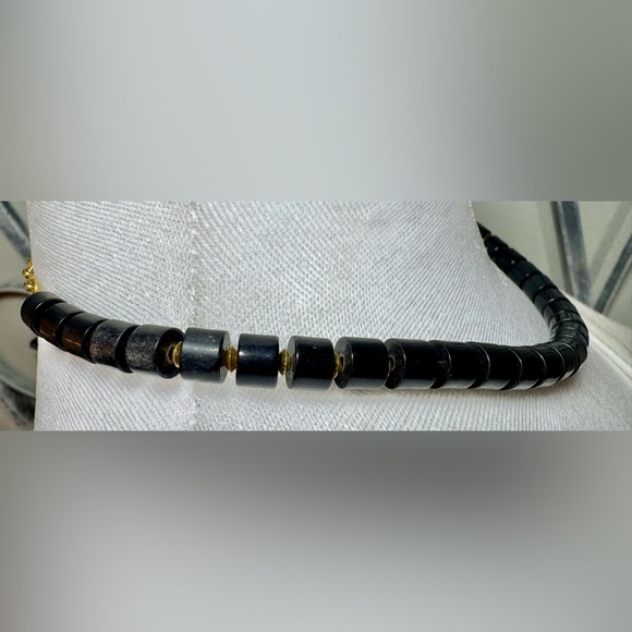 Vintage Signed Napier Black Lucite & Gold-tone Seed Bead Neckl - Picture 4 of 10